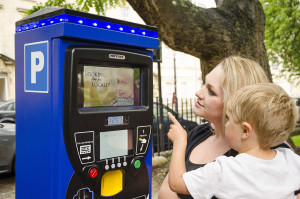 Mother and child look at Video screen on METRIC Elite LS